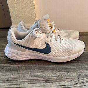 Girl/Boy Nike Youth Revolution 6-Size 4Y-Lightweight/Confortable/DD1096-100
